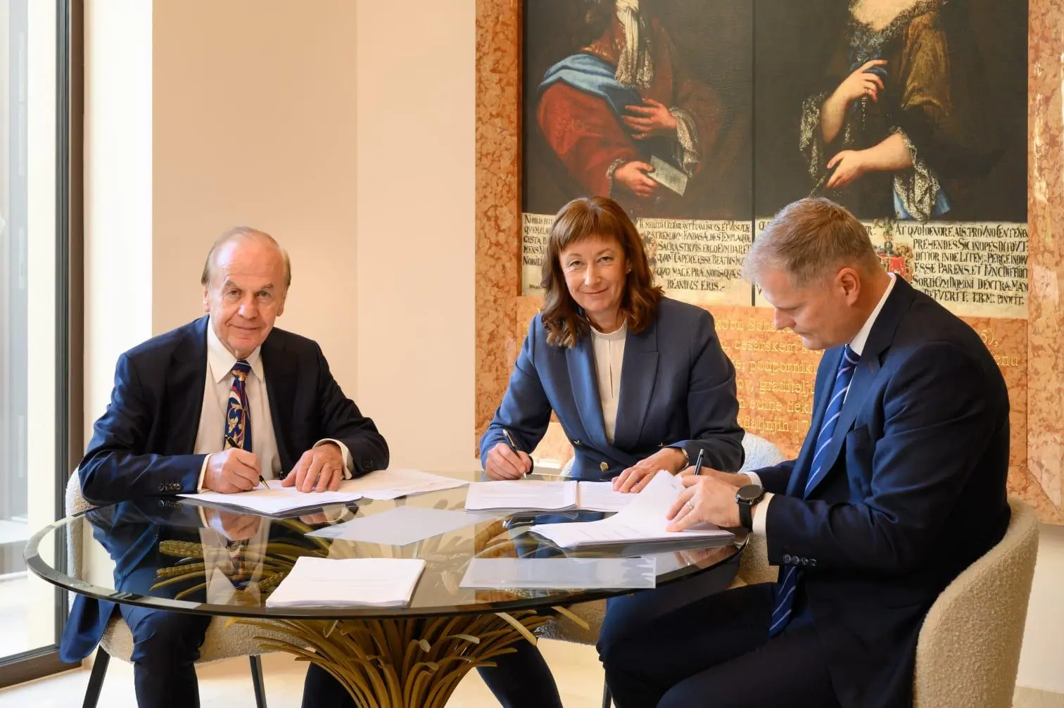 Jože Anderlič, director of REITENBURG OBJEKT, Melita Rajgelj Ozebek, president of the board of Generali Investments, and Marek Bečička, member of the board of Generali Investments, at the signing of the contract (from left to right)
